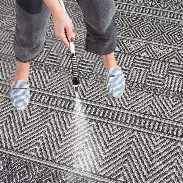 Safavieh Beach House Charcoal And Grey Area Rug - Durable, Elegant Design For Indoor And Outdoor Spaces Charcoal ,Grey 85% Polypropylene,15% Polyester Bhs288h-9