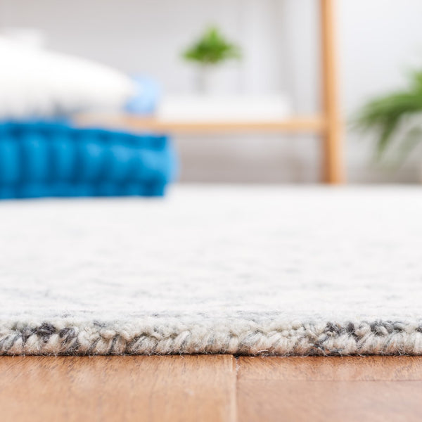 Safavieh Blossom 106 Hand Tufted Country and Floral Rug Grey / Ivory BLM106H-5