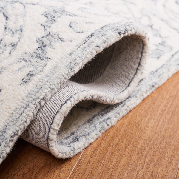 Safavieh Blossom 106 Hand Tufted Country and Floral Rug Grey / Ivory BLM106H-5