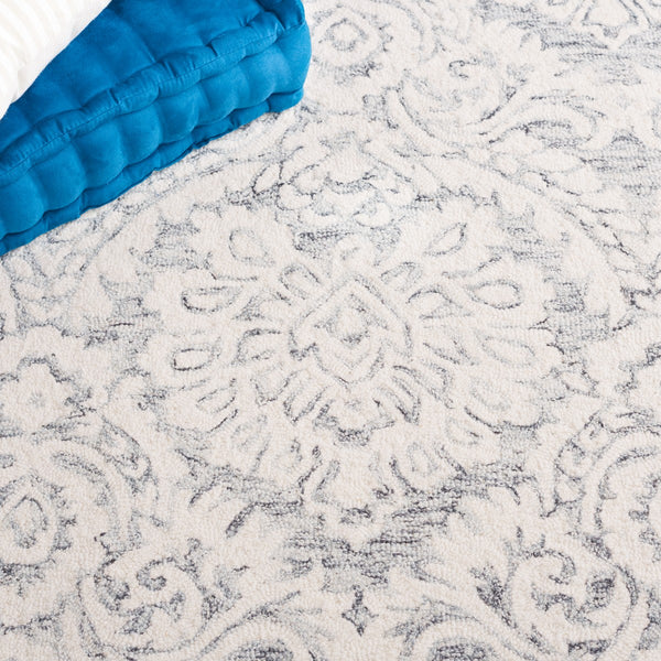 Safavieh Blossom 106 Hand Tufted Country and Floral Rug Grey / Ivory BLM106H-4