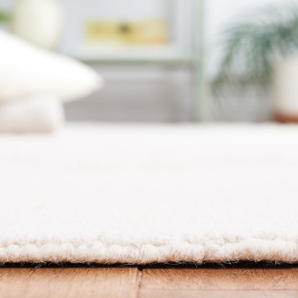 Safavieh Blossom 108 Hand Tufted Country and Floral Rug Ivory / Grey BLM108F-5