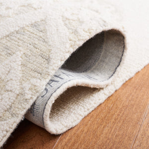 Safavieh Blossom 108 Hand Tufted Country and Floral Rug Ivory / Grey BLM108F-5