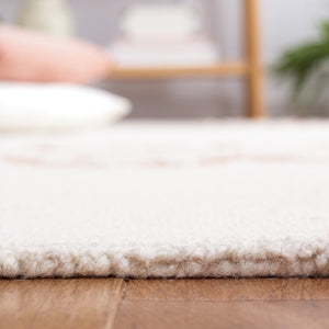 Safavieh Blossom 108 Hand Tufted Country and Floral Rug Ivory / Pink BLM108U-5