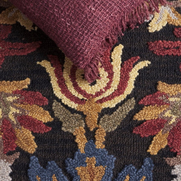 Safavieh Blossom Hand-Tufted Wool Oval Rug with Floral Motif for Dining or Bedroom Black 4'-0" x 6'-0" BLM402H-4OV