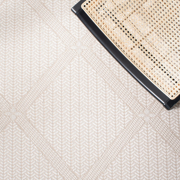 Safavieh Bermuda Elegant Geometric Area Rug – Durable, Eco-friendly, Perfect For Indoor & Outdoor Spaces Cream ,Beige Polypropylene Bmu811a-2