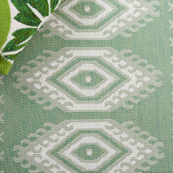 Safavieh Bermuda 827 Power Loomed Indoor / Outdoor Rug Green / Ivory 5'-3" x 7'-6"