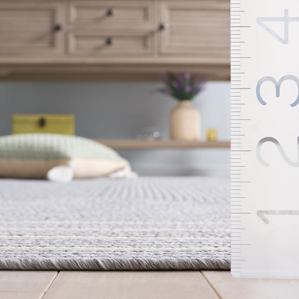 Safavieh Braided Runner Rug - Elegant Hand-woven Design For Indoor/Outdoor Comfort And Style In Any Space Light Grey ,Ivory Polypropylene Pile Bra282f-5