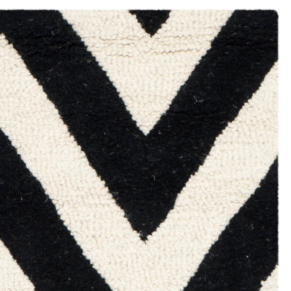 Safavieh Cambridge 139 Hand Tufted  Rug Black / Ivory CAM139E-28
