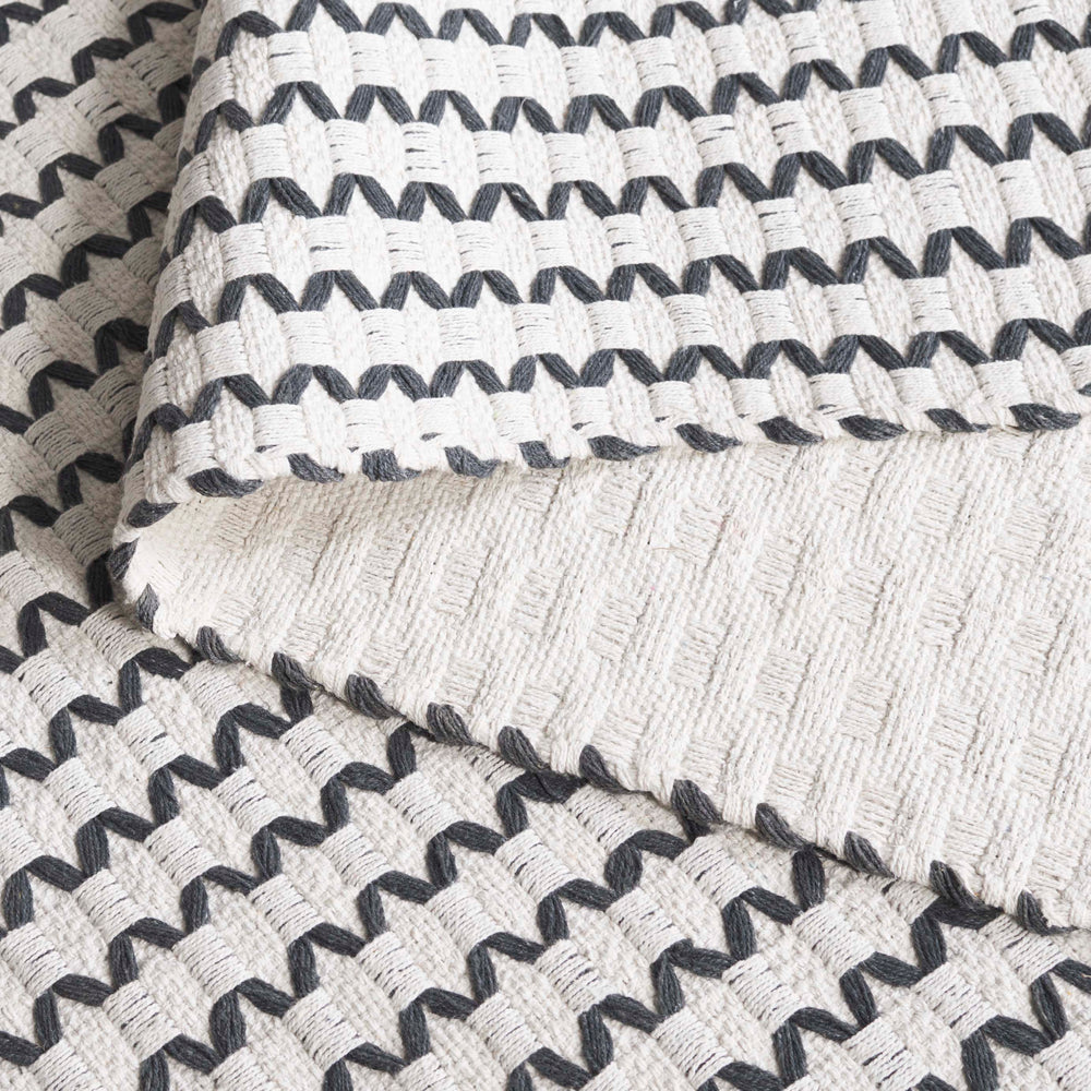 Safavieh Cape Cotton Hand-Woven Ivory & Charcoal Geometric Rug — Slim Low-Profile Texture For Modern Spaces 4'-0" x 6'-0" CAP451H-4