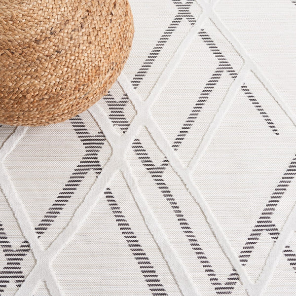 Safavieh Cabana 416 Power Loomed Indoor / Outdoor Rug Ivory / Black 9' x 12'