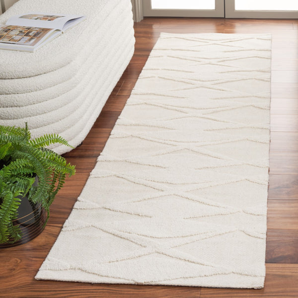 Safavieh Chatham 303 Hand Tufted Solid/Tonal Rug Ivory 2'-3" x 8'