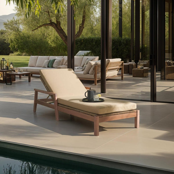 Safavieh DONNAMARIA WICKER SUN LOUNGER – Elegant Eucalyptus Frame with Plush Cushions for Ultimate Comfort Natural / Brown CPT1027B