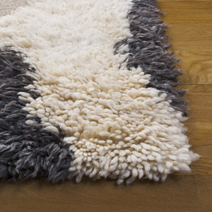 Safavieh Casablanca Hand-woven Area Rug - Luxurious Wool Blend, Contemporary Abstract Design For Any Space Ivory ,Grey 80% Nz Wool,10% Imported Wool,10% Cotton Csb146a-4