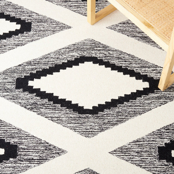 Safavieh Casablanca Hand-Tufted Wool Runner Ivory With Black Geometric Boho Motifs — Low-Profile, Durable Elegance 2'-3" x 7'-0" CSB225Z-27