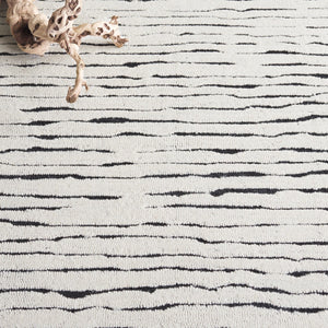 Safavieh Casablanca Hand-tufted Wool Area Rug - Elegant Ivory And Black Design For Timeless Home Decor Ivory ,Black Wool Pile Csb227a-5