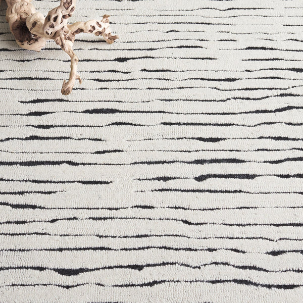 Safavieh Casablanca Hand-tufted Wool Area Rug - Elegant Ivory And Black Design For Timeless Home Decor Ivory ,Black Wool Pile Csb227a-5