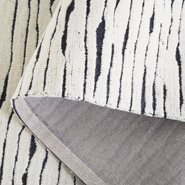 Safavieh Casablanca Hand-tufted Wool Area Rug - Elegant Ivory And Black Design For Timeless Home Decor Ivory ,Black Wool Pile Csb227a-5