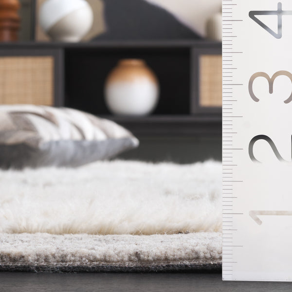 Safavieh Casablanca Handcrafted Wool Area Rug - Luxurious Abstract Design For Modern Elegance In Any Room Grey ,Ivory Wool Pile Csb446f-4