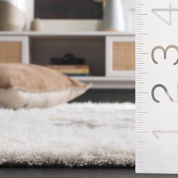 Safavieh Casablanca Hand-tufted Wool Rug - Luxurious Abstract Design For Modern Elegance In Any Space Ivory ,Taupe Wool Pile Csb448e-4