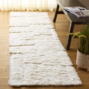 Safavieh Casablanca Hand-woven Runner Rug: Luxurious Geometric Design For Elegant Hallways And Spaces Ivory Wool Pile Csb471a-28