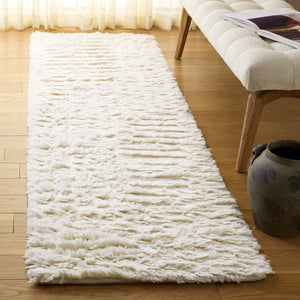 Safavieh Casablanca Hand-woven Runner Rug - Luxurious Wool Design For Elegant Spaces, Modern Craftsmanship Ivory Wool Pile Csb472a-28