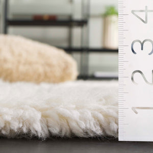 Safavieh Casablanca Handcrafted Wool Area Rug - Luxurious Comfort, Modern Design & Timeless Elegance For Your Home Ivory Wool Pile Csb472a-4