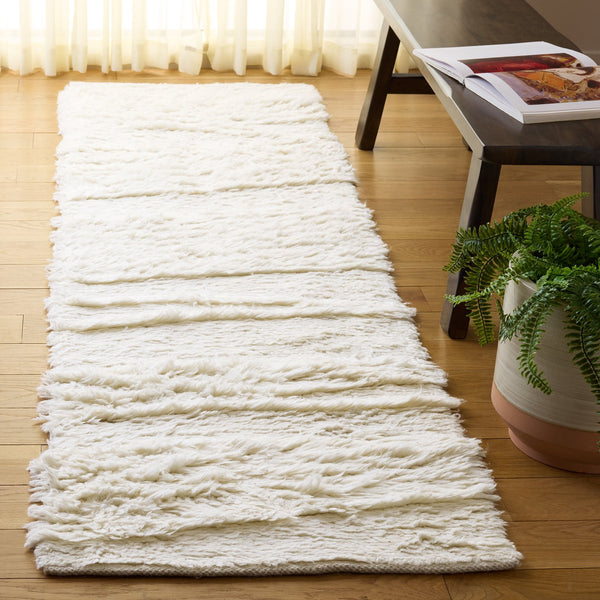 Safavieh Casablanca Hand-woven Wool Runner Rug - Luxurious Plush Texture For Elegant Home Decor Solutions Ivory Wool Pile Csb473a-28