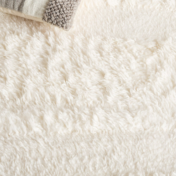 Safavieh Casablanca Exquisite Handcrafted Wool Area Rug - Modern Design With Soft Plush Texture For Any Space Ivory Wool Pile Csb473a-8