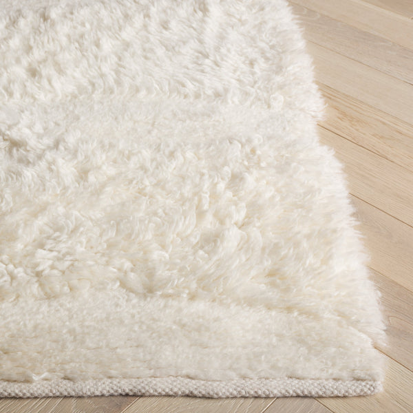 Safavieh Casablanca Exquisite Handcrafted Wool Area Rug - Modern Design With Soft Plush Texture For Any Space Ivory Wool Pile Csb473a-8