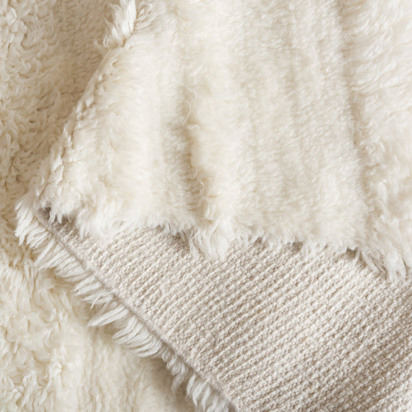 Safavieh Casablanca Exquisite Handcrafted Wool Area Rug - Modern Design With Soft Plush Texture For Any Space Ivory Wool Pile Csb473a-8