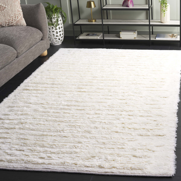Safavieh Casablanca Hand-woven Runner Rug - Luxurious Wool Pile, Modern Aesthetics, Exquisite Craftsmanship Ivory Wool Pile Csb474a-5