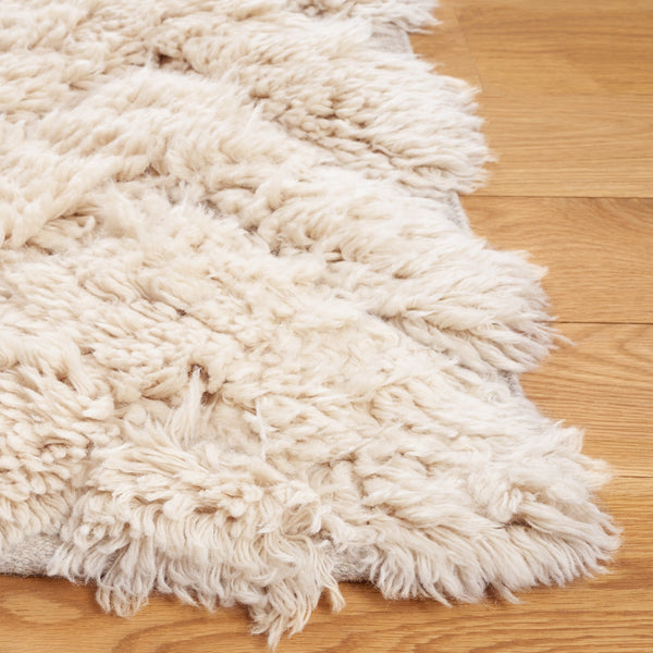 Safavieh Casablanca Handwoven Wool Area Rug - Luxurious Comfort, Timeless Elegance & Geometric Design For Any Space Beige Wool Csb495b-4