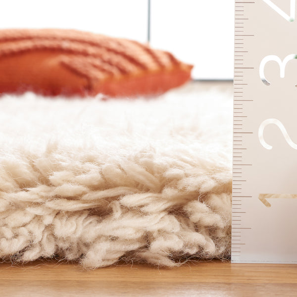 Safavieh Casablanca Handwoven Wool Area Rug - Luxurious Comfort, Timeless Elegance & Geometric Design For Any Space Beige Wool Csb495b-4