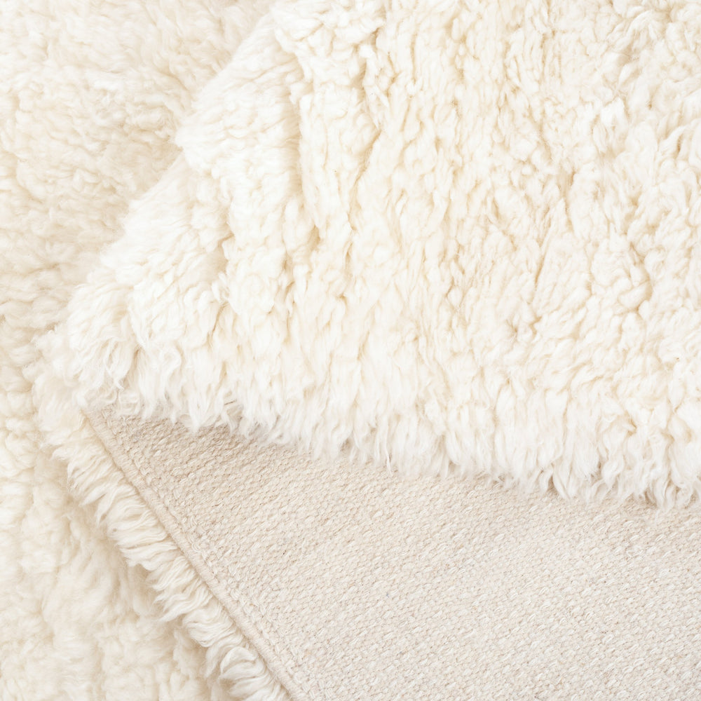 Safavieh Casablanca Handwoven Ivory Wool Rug 8X10 — Plush 1¾" Pile, Artisanal Indian Craftsmanship, Cozy Texture 9'-0" x 12'-0" CSB499A-9