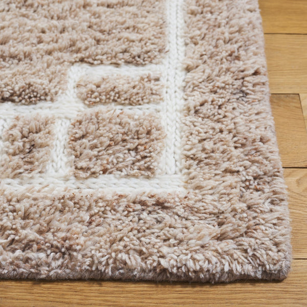 Safavieh Casablanca Hand-tufted Runner Rug | Elegant Wool & Cotton Blend For Timeless Home Comfort & Style Beige ,Ivory 90% Wool & 10% Cotton Csb788b-5