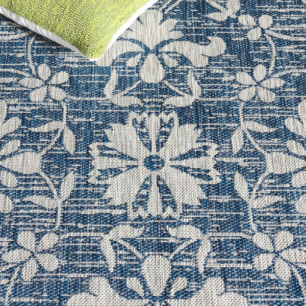 Safavieh Courtyard Exquisite Floral Area Rug – Timeless Elegance For Indoor & Outdoor Spaces, Eco-friendly Design Black ,Light Grey 85.4% Polypropylene,10.4% Polyester,4.2% Latex Cy8064-37621-3