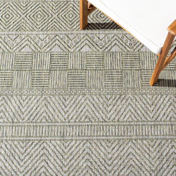Safavieh Courtyard Indoor/Outdoor Area Rug - Elegant Geometric Design In Beige And Green For Any Space Grey ,Brown 85.4% Polypropylene,10.4% Polyester,4.2% Latex Cy8196-36312-9