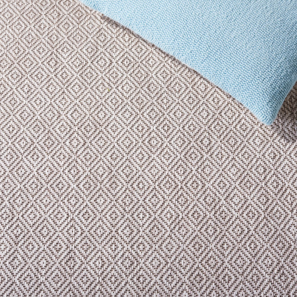 Safavieh Cy Elegant Beige Runner Rug - Timeless Design For Hallways And Entries, Durable & Eco-friendly Choice Light Grey ,Dark Grey 88% Polypropylene,12% Polyester Cy8520-59022-5