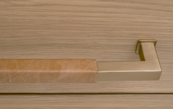 Essentials For Living Cambria 2-drawer Nightstand With Usb Ports - Elegant Oak & Marble Design For Modern Bedrooms Natural Oak,Bianco Marble,Aged Brass Solid Oak Wiid,Oak Veneer,Solid Marble,Mdf,Stainless Steel 5250.Nat-oak/Bia