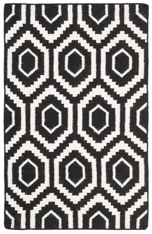 Safavieh Dhurries 556 Hand Woven Flat Weave  Rug Black / Ivory DHU556L-24