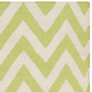 Safavieh Dhurries 557 Hand Woven Flat Weave  Rug Green / Ivory DHU557A-28