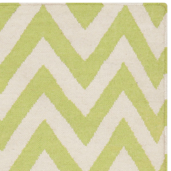 Safavieh Dhurries 557 Hand Woven Flat Weave  Rug Green / Ivory DHU557A-28