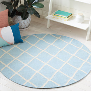 Safavieh Dhurries 565 Hand Woven Flat Weave  Rug Light Blue / Ivory DHU565B-4R