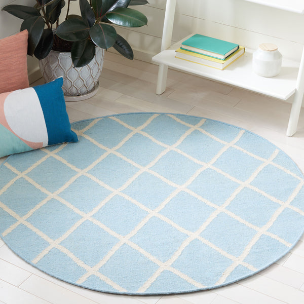 Safavieh Dhurries 565 Hand Woven Flat Weave  Rug Light Blue / Ivory DHU565B-4R