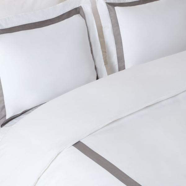 Safavieh Hotel Collection Percale Cotton Duvet Set with Tailored Border for a Serene Bedroom Grey/White King DVT1000B-K