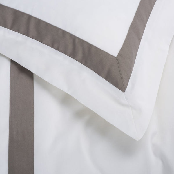 Safavieh Hotel Collection Percale Cotton Duvet Set with Tailored Border for a Serene Bedroom Grey/White Full/Queen DVT1000B-Q
