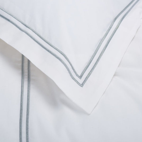 Safavieh Hotel Collection Percale Cotton Duvet Set with Embroidered Accent for King Beds Mist Blue Full/Queen DVT1001B-Q