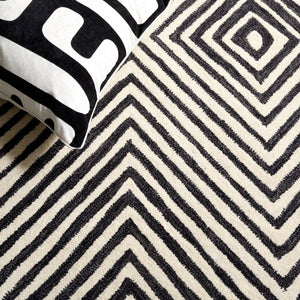 Safavieh Ebony 150 Hand Tufted  Rug Black / Ivory 8' x 10'