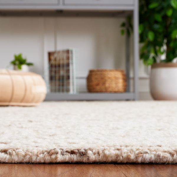 Safavieh Ebony 202 Hand Tufted Traditional Rug Brown / Ivory 4' x 6'