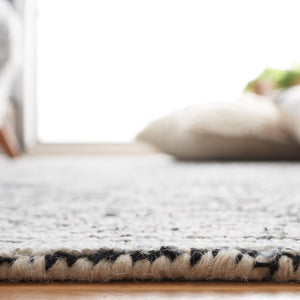 Safavieh Ebony 204 Hand Tufted Geometric Rug Silver / Black 4' x 6'